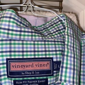 Vineyard vines button down shirt size large